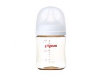 赤ちゃんに寄り添う哺乳瓶