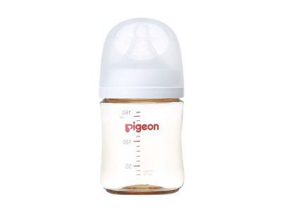 赤ちゃんに寄り添う哺乳瓶 画像1